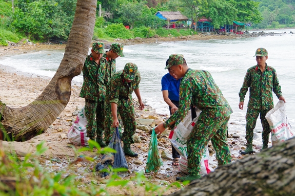 Cán bộ, chiến sĩ Bộ CHQS tỉnh Kiên Giang tham gia dọn vệ sinh môi trường khu vực bờ biển trên địa bàn đơn vị đóng quân.